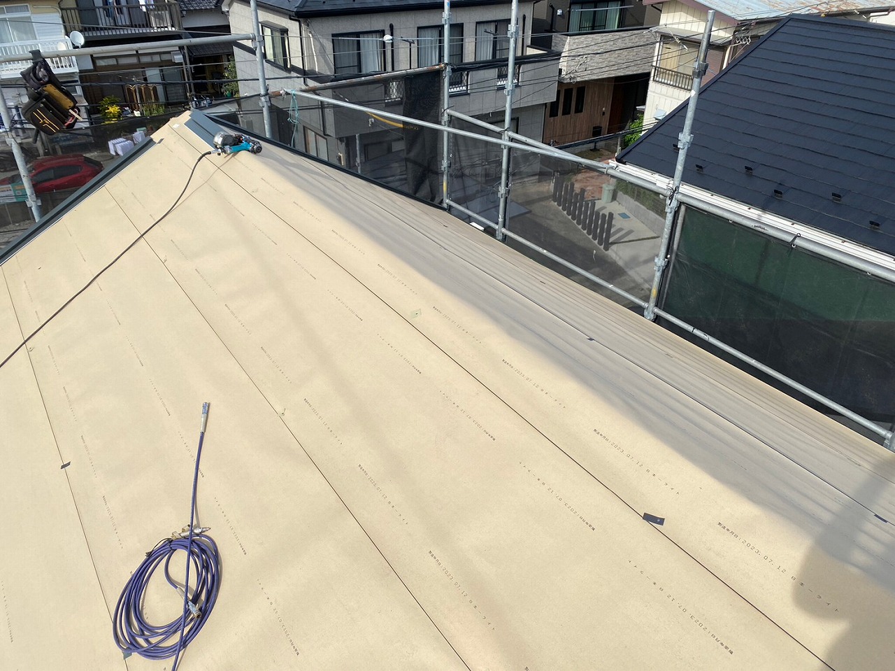 スレート屋根から横暖ルーフを使った屋根カバー工事を行いました！川口市屋根カバー工事　横暖ルーフαｓ　ニチハ　センタールーフ　スレートボロボロ　ガルバリウム鋼板　
